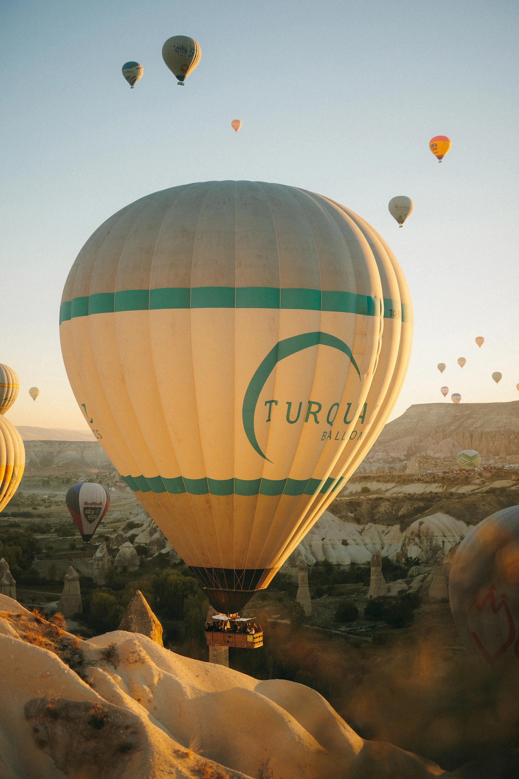 Turquaz Balloons gün doğumunda uçan balon