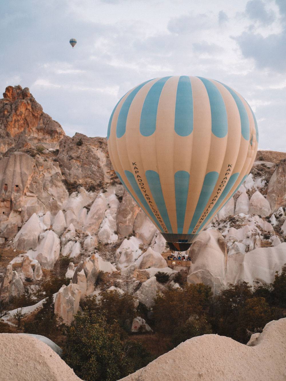 Kapadokya Balloons gün doğumunda uçan balon